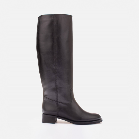 Classic boots with a wider circumference