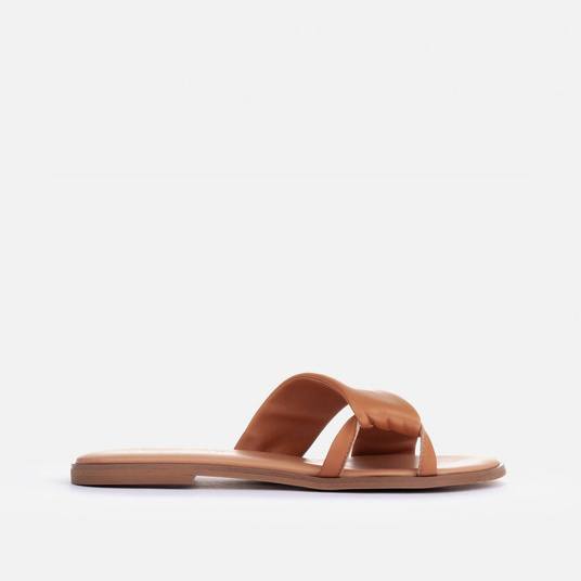 Leather flip flops on a flat bottom