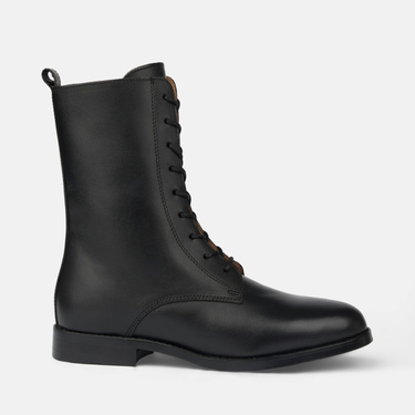 Classic low-heeled boots