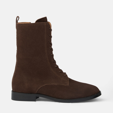 Classic low-heeled boots