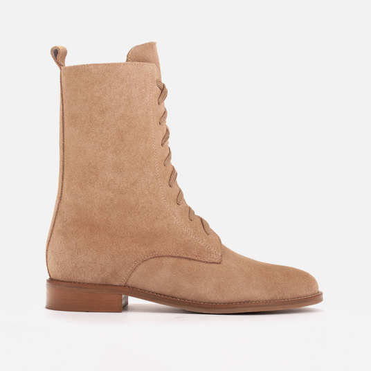 Classic low-heeled boots